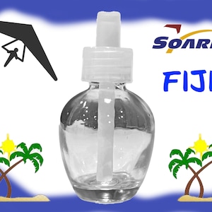 Könnte beinhalten: Eine klare Glasflasche mit einem weißen Pumpspender und einer weißen Tropfpipette. Die Flasche ist mit "Soarin' Fiji" beschriftet.