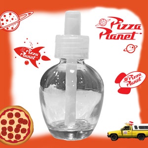 Könnte beinhalten: Eine klare Glasflasche mit einem weißen Pumpspender und einem weißen Tropfer. Die Flasche ist mit "Pizza Planet" beschriftet.