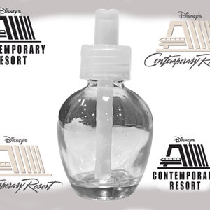 Könnte beinhalten: Eine klare Glasflasche mit einem weißen Pumpspender. Die Flasche ist leer und hat eine runde Form. Die Flasche ist von vier Bildern des Disney's Contemporary Resort Logos umgeben.