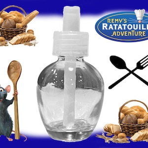 Puede incluir: Una botella de vidrio transparente con un dispensador de bomba blanco. La botella está llena de un líquido transparente. La botella está rodeada de imágenes de pan, una rata, una cuchara, un tenedor y un cuchillo. El texto "Remy's Ratatouille Adventure" es visible en la imagen.