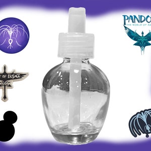 Könnte beinhalten: Eine klare Glasflasche mit einem weißen Pumpspender. Die Flasche ist leer und hat eine runde Form. Die Flasche ist umgeben von Bildern aus dem Film Avatar, darunter das Pandora-Logo, ein Banshee und eine biolumineszierende Pflanze.