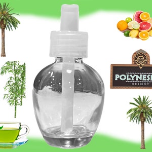 Könnte beinhalten: Eine klare Glasflasche mit einem weißen Pumpspender. Die Flasche ist mit einer klaren Flüssigkeit gefüllt. Die Flasche ist umgeben von Bildern von tropischen Pflanzen, Früchten und einem Schild mit der Aufschrift "Polynesian Resort".