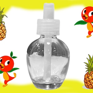 Könnte beinhalten: Eine klare Glasflasche mit einem weißen Pumpspender und einem langen weißen Tropfer. Die Flasche ist mit einer klaren Flüssigkeit gefüllt. Die Flasche ist von Bildern von Ananas und Comic-Vögeln umgeben.