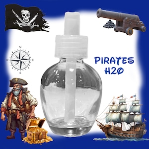 Puede incluir: Una botella de vidrio transparente con una tapa de bomba blanca y un gotero blanco. La botella está llena de un líquido transparente. La botella está etiquetada con "PIRATES H2O".