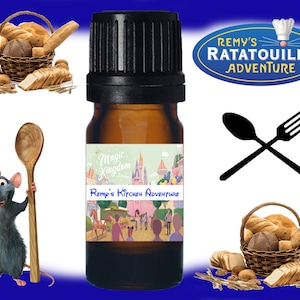Może przedstawiać: Brązowa szklana butelka z etykietą, na której widnieje napis "Remy's Kitchen Adventure" oraz rysunkowa postać Remy'ego, szczura z filmu Ratatuj. Etykieta zawiera również napis "Magic Kingdom" i rysunkowy wizerunek zamku Kopciuszka. Butelka jest otoczona obrazami chleba i drewnianej łyżki.