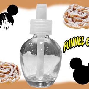 Könnte beinhalten: Eine klare Glasflasche mit einem weißen Pumpspender und einem weißen Strohhalm im Inneren. Die Flasche ist mit einer klaren Flüssigkeit gefüllt. Das Bild zeigt auch zwei Trichterkuchen mit Puderzucker obenauf und eine schwarze Silhouette von Mickey Mouse und dem Disney-Schloss.