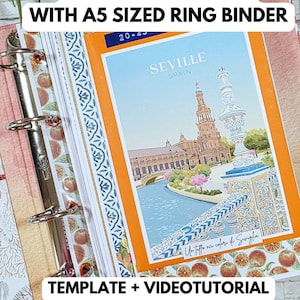 Può includere: Mini album con rilegatura ad anelli formato A5. La copertina presenta un'illustrazione di viaggio di Siviglia, Spagna. L'album include carta decorativa con motivi di arance e fiori. Il testo recita "MINI ALBUM SCRAP WITH A5 SIZED RING BINDER".