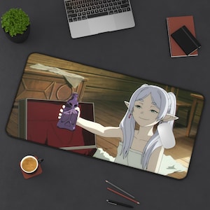 Puede incluir: Alfombrilla de ratón rectangular con un personaje de anime sosteniendo una botella morada. El personaje tiene el pelo largo de color lila claro y orejas puntiagudas. El fondo representa un interior de madera. Un ratón blanco está a la derecha.