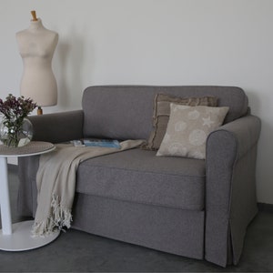 Housse pour canapé-lit 2 places HAGALUND fabriquée à la main avec plusieurs options de couleurs et de tissus - Fait sur mesure pour s&#39;adapter au canapé Haglund