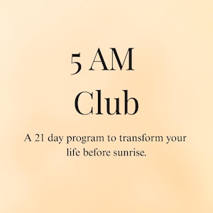 Può includere: Grafica giallo chiaro con le parole "5 AM Club" in nero. Sotto, il testo recita: "Un programma di 21 giorni per trasformare la tua vita prima dell'alba."