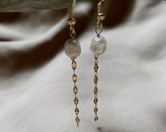 Boucles d'oreilles Dainty Freshwater Pearl - Bijoux de mariée faits à la main élégants, cadeau intemporel pour elle, accessoire de mariage minimaliste, élégance abordable