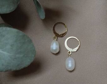 Dainty pearl huggie earrings, natural fresh water pearl earrings, simple gold drop earrings, pearl hoops, lever back earrings, elegant gift