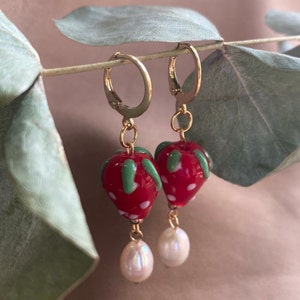 Boucles d'oreilles goutte de fraise, boucles d'oreilles en perles de cerceau d'or, perles de verre peintes à la main, boucles d'oreilles rouges, boucles d'oreilles de fruits simples, boucles d'oreilles de déclaration image 2