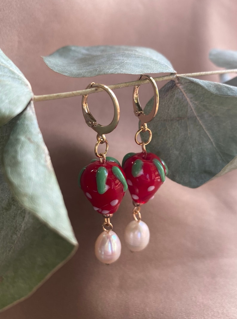 Boucles d'oreilles goutte de fraise, boucles d'oreilles en perles de cerceau d'or, perles de verre peintes à la main, boucles d'oreilles rouges, boucles d'oreilles de fruits simples, boucles d'oreilles de déclaration image 2