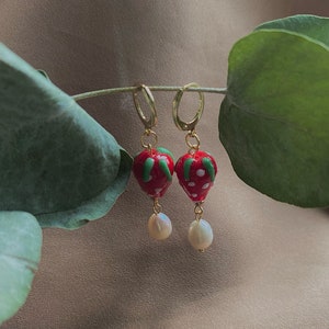 Boucles d'oreilles goutte de fraise, boucles d'oreilles en perles de cerceau d'or, perles de verre peintes à la main, boucles d'oreilles rouges, boucles d'oreilles de fruits simples, boucles d'oreilles de déclaration image 4