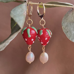 Boucles d'oreilles goutte de fraise, boucles d'oreilles en perles de cerceau d'or, perles de verre peintes à la main, boucles d'oreilles rouges, boucles d'oreilles de fruits simples, boucles d'oreilles de déclaration image 3