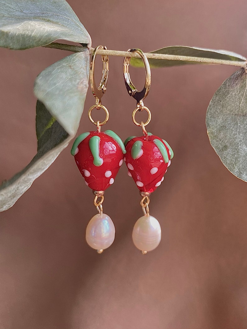 Boucles d'oreilles goutte de fraise, boucles d'oreilles en perles de cerceau d'or, perles de verre peintes à la main, boucles d'oreilles rouges, boucles d'oreilles de fruits simples, boucles d'oreilles de déclaration image 3