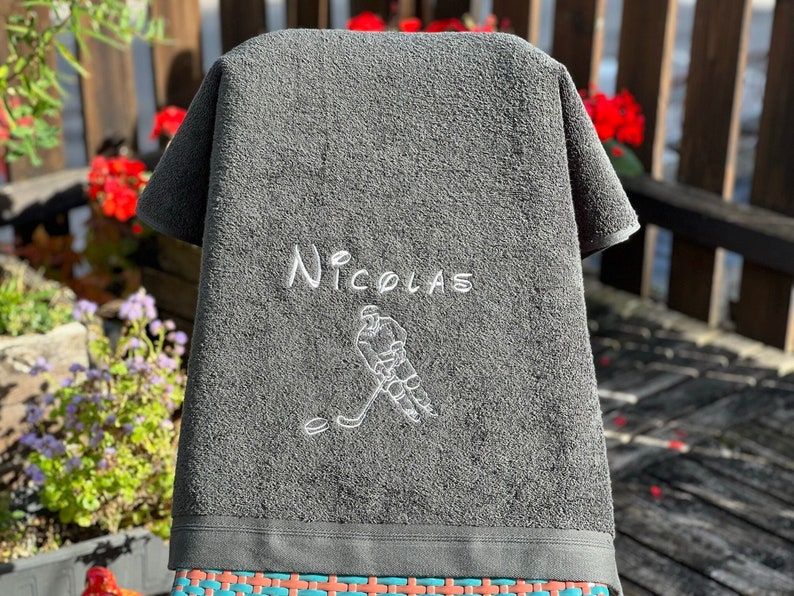 Personalisiertes Eishockey Handtuch/Duschtuch mit Namen - Geschenk für Spieler & Trainer - Besticktes Sporttuch