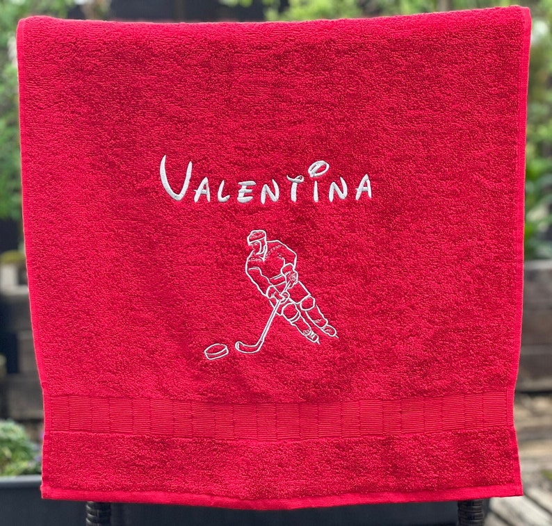 Individuelles besticktes Eishockey Handtuch | Personalisiertes Eishockey Duschtuch mit Namen und Spieler-Motiv | Geschenkidee Eishockey rot