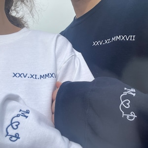 Sudadera con capucha y bordado de pareja | Fecha romana de aniversario | regalo personalizado | Iniciales |  Bordado de mangas | compromiso