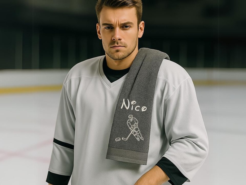 Individuelles besticktes Eishockey Handtuch | Personalisiertes Eishockey Duschtuch mit Namen und Spieler-Motiv | Geschenkidee Eishockey