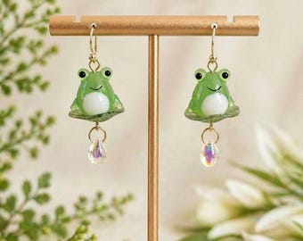 Pendientes de rana, ganchos chapados en oro de 14k, lindos pendientes de rana sobre nenúfar, colgantes de rana verde de cristal, joyería cottagecore, dije de rana hecho a mano