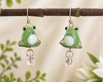 Pendientes de rana, ganchos chapados en oro de 14k, lindos pendientes de rana sobre nenúfar, colgantes de rana verde de cristal, joyería cottagecore, dije de rana hecho a mano