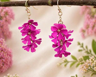 Pendientes de racimo de flores rosas, ganchos chapados en oro de 14k, pendientes colgantes florales, pendientes colgantes veraniegos llamativos, pendientes colgantes hechos a mano de color rosa fucsia