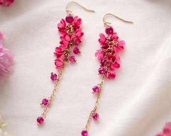 Pendientes colgantes de flores rosas, ganchos chapados en oro de 14k, pendientes colgantes florales, joyería larga rosa fucsia, pendientes de verano, regalo para ella.