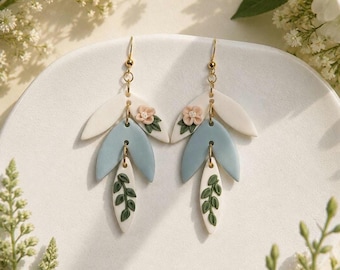 Oorbellen met bloemen van blauwe polymeerklei, bloemvormige hangertjes