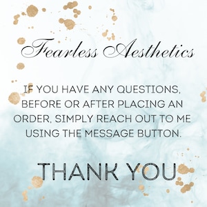 Puede incluir: Gr&aacute;fico digital con el texto "Fearless Aesthetics" en escritura elegante. La imagen incluye el mensaje: "Si tiene alguna pregunta, antes o despu&eacute;s de realizar un pedido, simplemente comun&iacute;quese conmigo usando el bot&oacute;n de mensaje. GRACIAS."