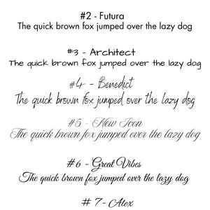 Puede incluir: Un fondo blanco muestra opciones de fuentes para tarjetas. Cada fuente est&aacute; numerada e incluye una frase de ejemplo: "The quick brown fox jumped over the lazy dog." Las fuentes incluyen Montserrat, Futura, Architect, Benedict, New Icon, Great Vibes, Alex y Brush Script.