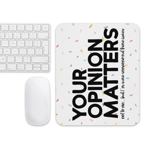 Könnte beinhalten: Eine weiße Mausmatte mit Konfetti und dem Text "YOUR OPINION MATTERS not to me... but I'm sure someone out there cares".