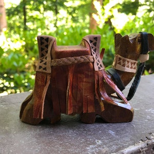 Cammello in legno fatto a mano con accessori in pelle, taglia media