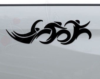 Könnte beinhalten: Ein weißer Pickup mit einem schwarzen Tribal-Aufkleber an der Seite. Der Aufkleber ist ein stilisiertes Design von Wellen oder Flammen.