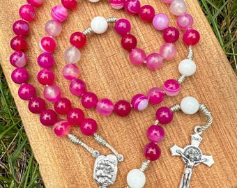 Rosario católico rosa con cordón de piedra, duradero, ágata rayada, Sagrada Familia, crucifijo de San Benito, hecho a mano, ideal para niñas.