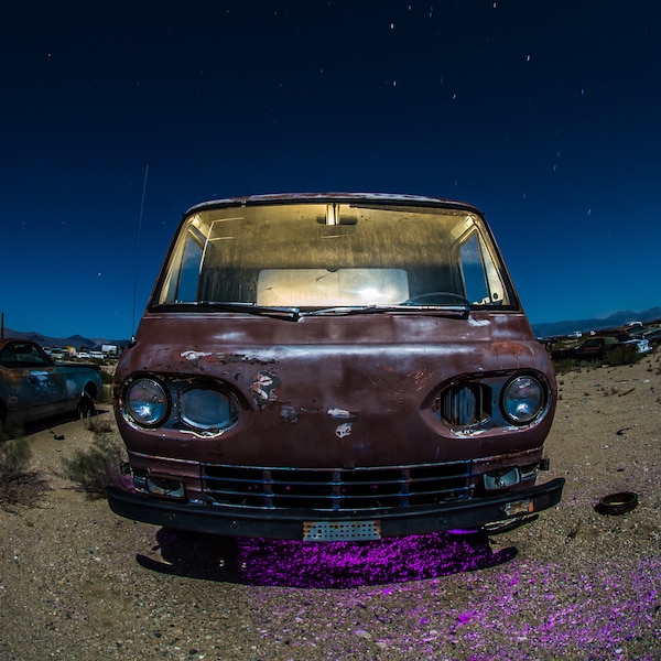 Espeluznante camioneta retro abandonada en un depósito de chatarra rural del desierto de California con luz pintada bajo la luz de la luna - Fine Art Photography Prints, Canvas, Metal