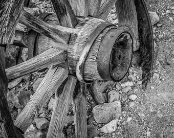 Los restos y la rueda oxidada de un vagón pionero de madera abandonado en un campo rural - Bellas Artes Fotografía Grabados, Lienzo, Metal