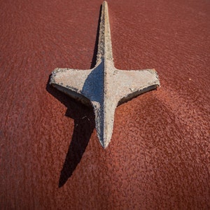 Oxidierte Klassische Chrom Jet Flugzeug Kapuze Ornament auf einem sehr rostroten Auto, Textur Auto Fotos - Fine Art Fotografie Drucke, Leinwand, Metall