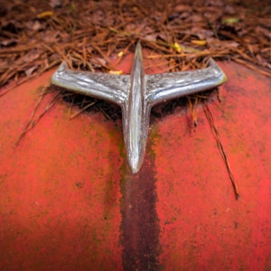 Retro Chrome Jet Flugzeug Kapuze Ornament auf einem rostroten Mid 50er Jahre Mercury, Old Car City Georgia - Fine Art Fotografie Drucke, Leinwand, Metall