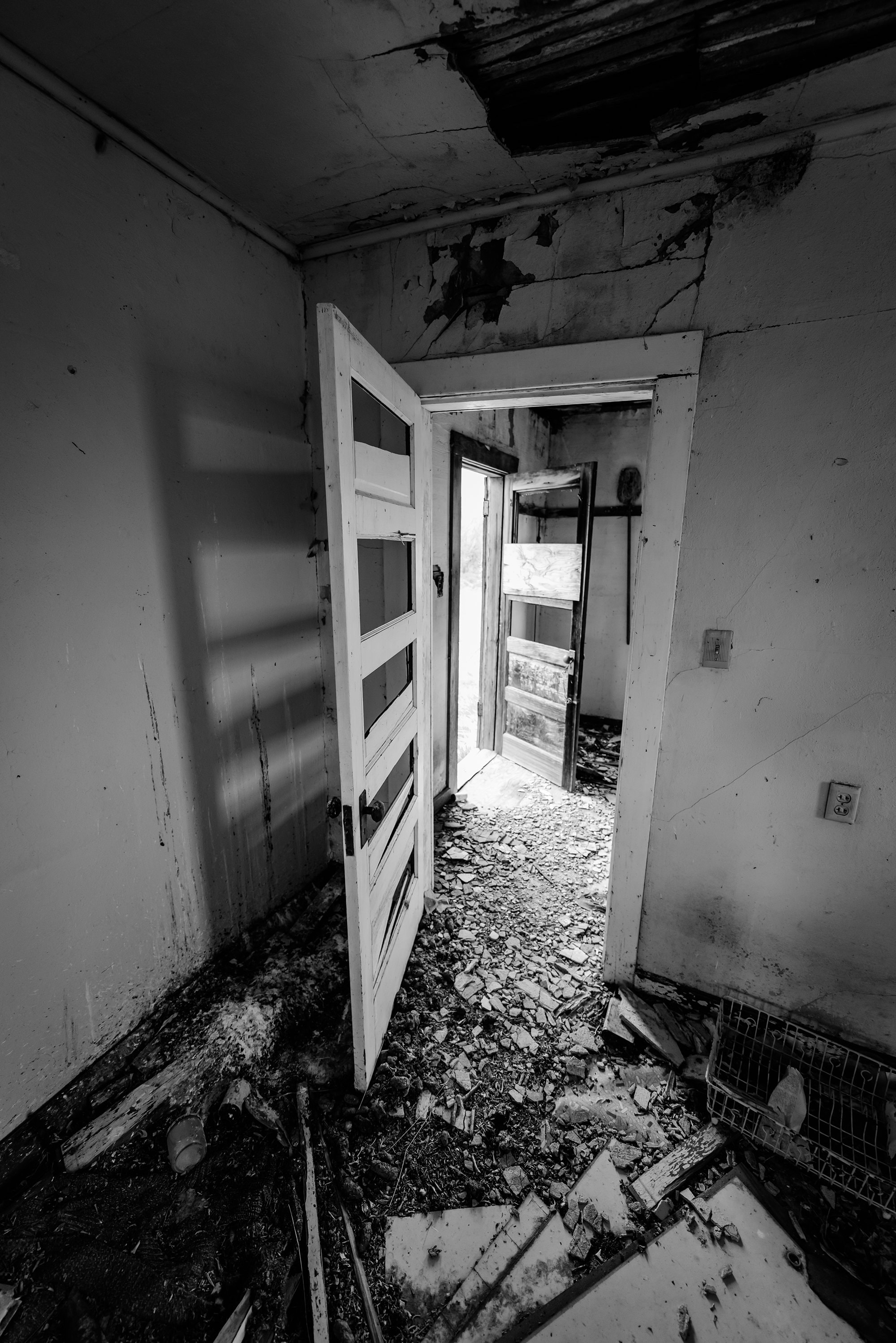 Twee open deuren en schaduwen in een vervallen verlaten huis gevonden in de  landelijke prairies - Gotische fine art fotografie prints, canvas, metaal -  Etsy België, image size:2000x2996