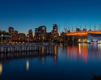 BC Place Stadium y Vancouver BC Canada Skyline por la noche desde False Creek, Urban Night Photos - Fine Art Photography Prints, Canvas, Metal