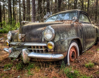 Rusty Old Vintage Classic 1947 Studebaker Champion Business Coupe, Pensioniert in Old Car City USA - Fine Art Fotografie Drucke, Leinwand, Metall