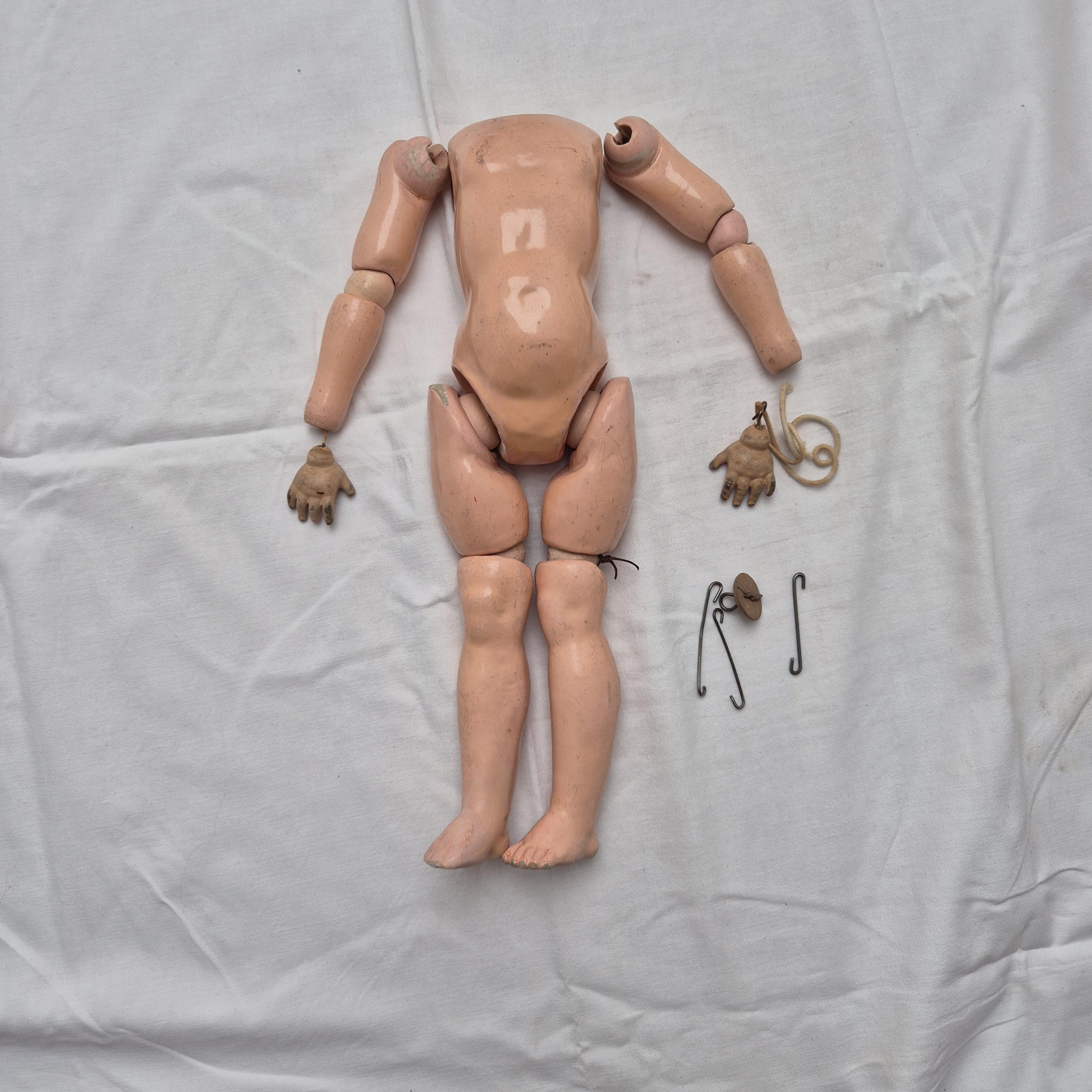 Corps De Poupée Ancien – Taille 9 – En Porcelaine Ou Composition – À Restaurer