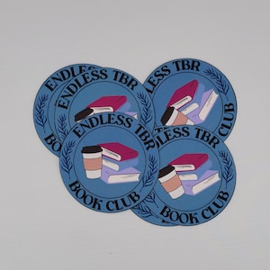 Könnte beinhalten: Vier blaue runde Aufkleber mit dem Text "ENDLESS TBR BOOK CLUB". Jeder Aufkleber zeigt einen Stapel Bücher, eine Kaffeetasse und die Wörter "ENDLESS TBR" und "BOOK CLUB".
