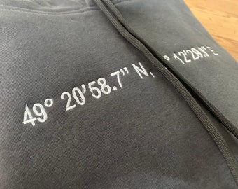 Hoodie Herren, "Koordinaten Stick weiß", personalisiert, Herren-Sweat Hoodie bestickt