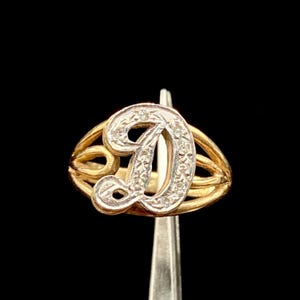 Anillo de oro amarillo de 14 quilates con inicial "D" de 3,4 gr