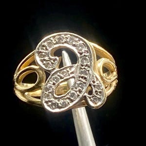 Anillo de oro amarillo de 14 quilates con inicial “A” de 4,9 gr