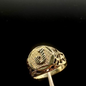 Anillo de oro amarillo de 10 quilates con inicial "J" (3,4 gr)