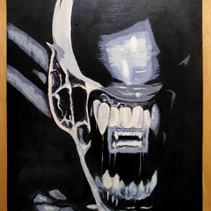 Op de afbeelding: Een zwart-wit schilderij van een buitenaards wezen met een grote bek vol scherpe tanden. Het hoofd van het wezen is naar achteren gekanteld en zijn ogen zijn gesloten. Het schilderij is gemaakt in een realistische stijl en de kenmerken van het wezen zijn zeer gedetailleerd.